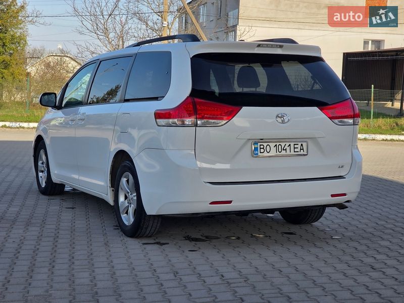 Минивэн Toyota Sienna 2013 в Гусятине