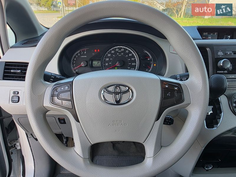 Минивэн Toyota Sienna 2013 в Гусятине