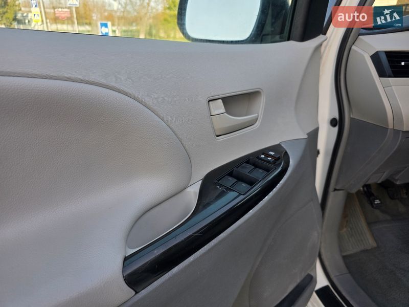 Минивэн Toyota Sienna 2013 в Гусятине