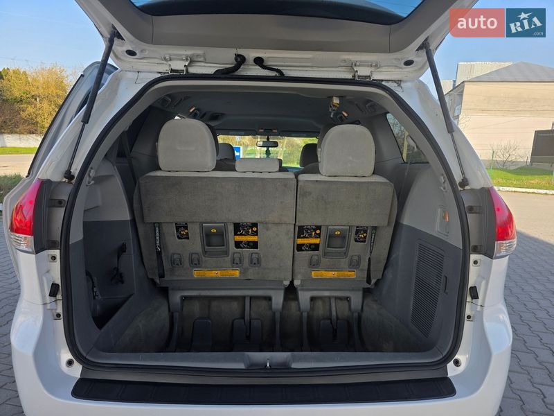 Минивэн Toyota Sienna 2013 в Гусятине