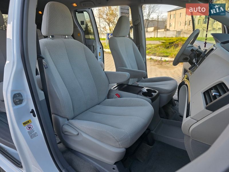 Минивэн Toyota Sienna 2013 в Гусятине