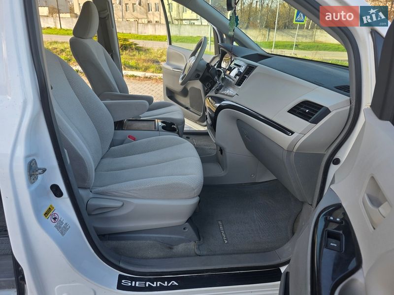 Минивэн Toyota Sienna 2013 в Гусятине