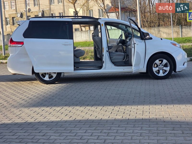 Минивэн Toyota Sienna 2013 в Гусятине