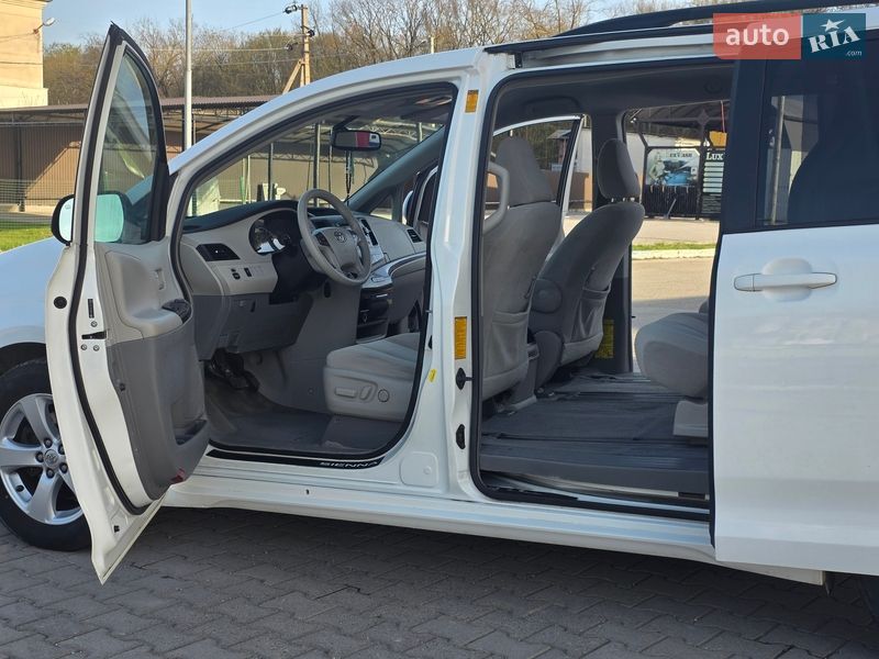 Минивэн Toyota Sienna 2013 в Гусятине