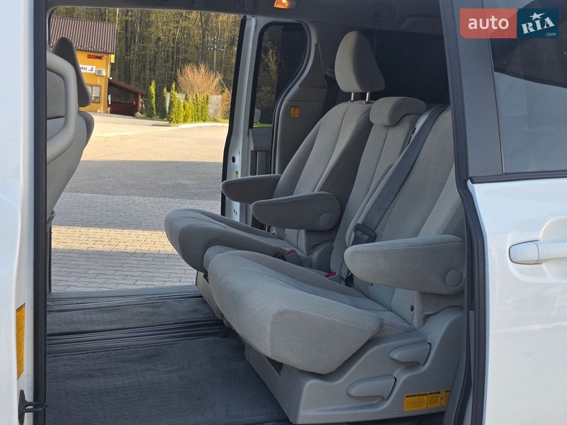 Минивэн Toyota Sienna 2013 в Гусятине