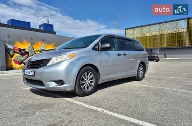 Мінівен Toyota Sienna 2010 в Києві