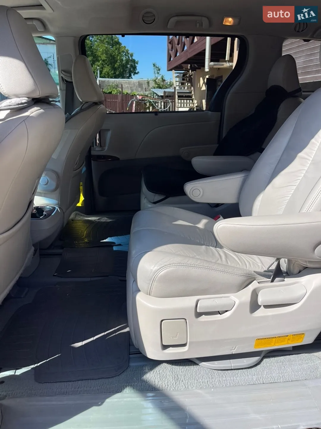 2010 Toyota Sienna - мініатюра 30