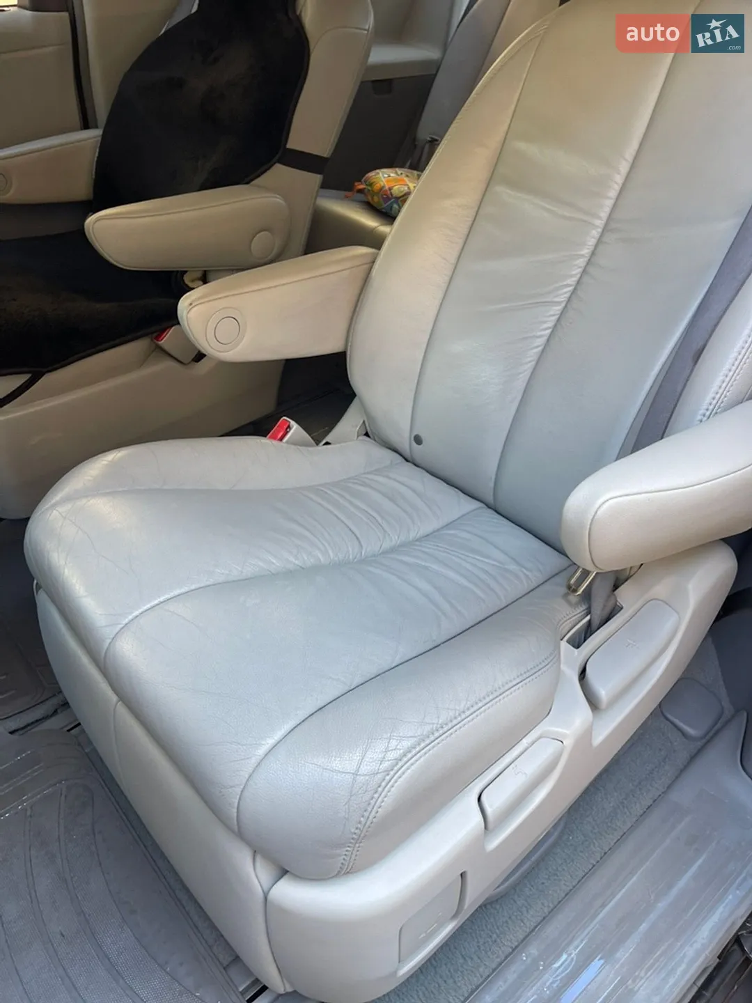 2010 Toyota Sienna - мініатюра 34
