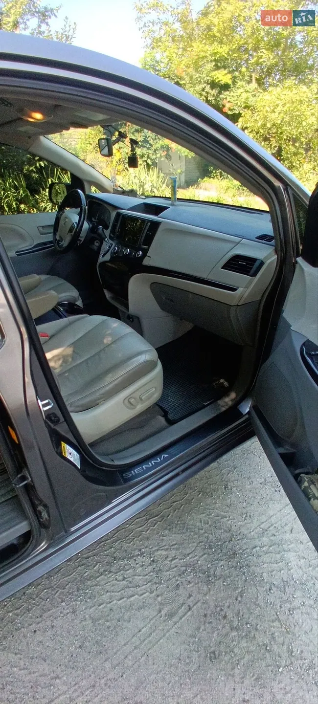 2011 Toyota Sienna - мініатюра 17