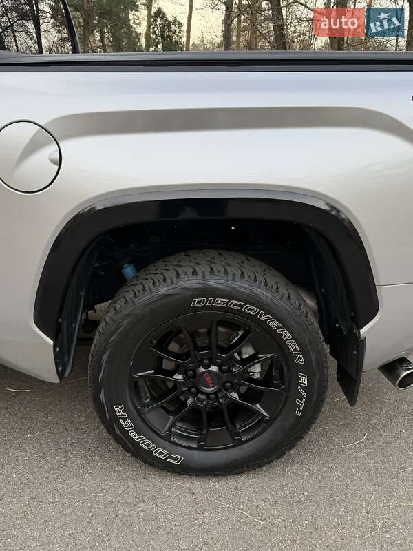 Пікап Toyota Tundra 2023 в Києві