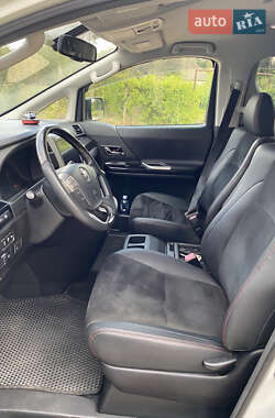 Минивэн Toyota Vellfire 2013 в 