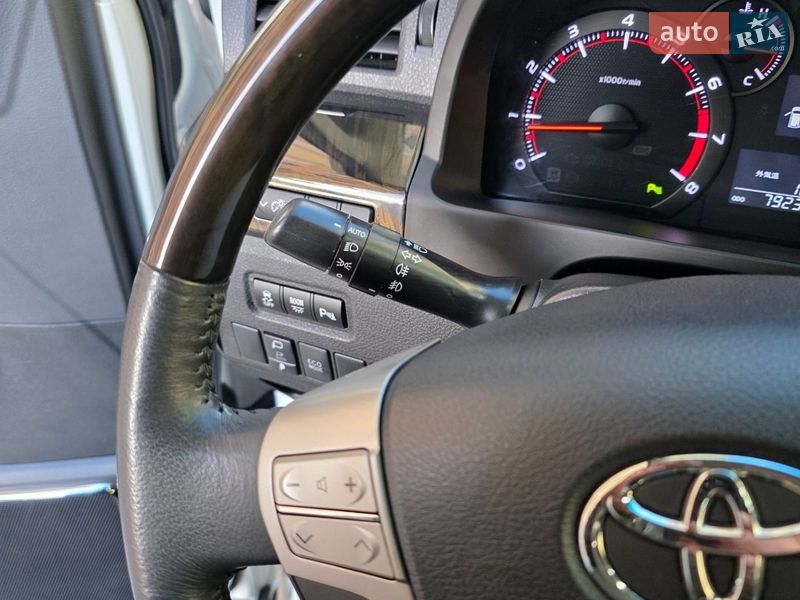 Мінівен Toyota Vellfire 2013 в Одесі