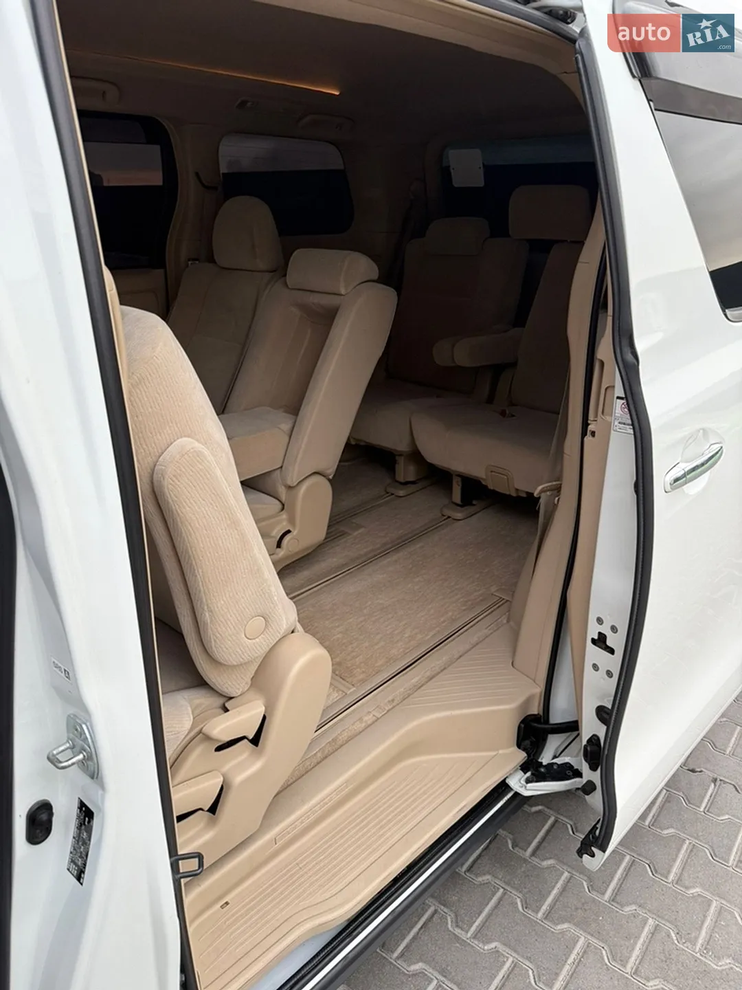 2010 Toyota Vellfire - мініатюра 21