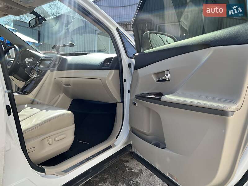 Позашляховик / Кросовер Toyota Venza 2013 в Києві