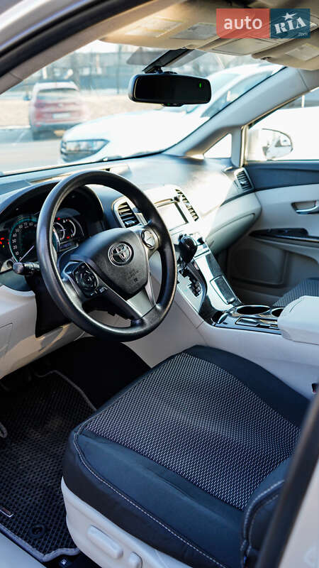 Позашляховик / Кросовер Toyota Venza 2014 в Житомирі