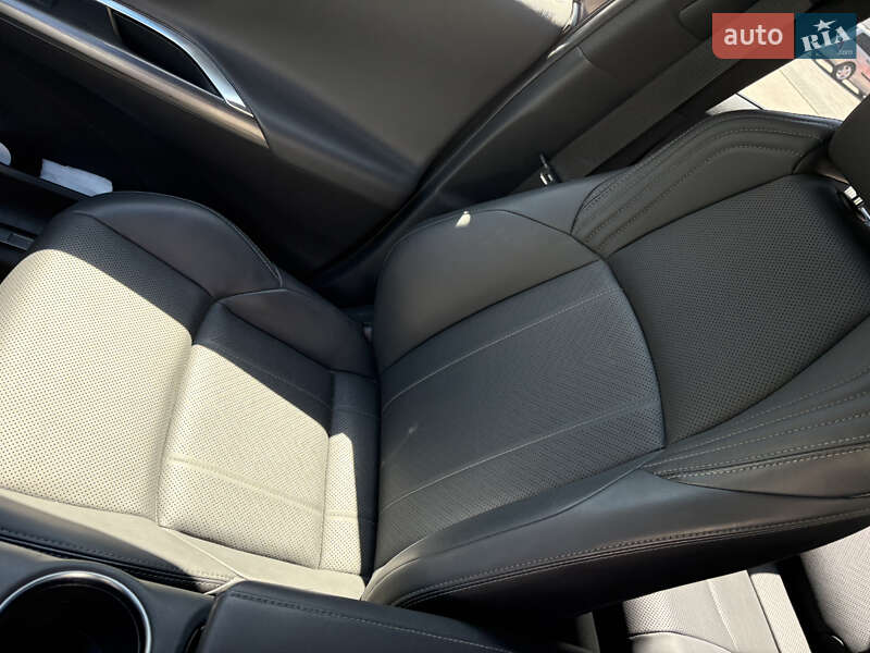 Внедорожник / Кроссовер Toyota Venza 2021 в Киеве