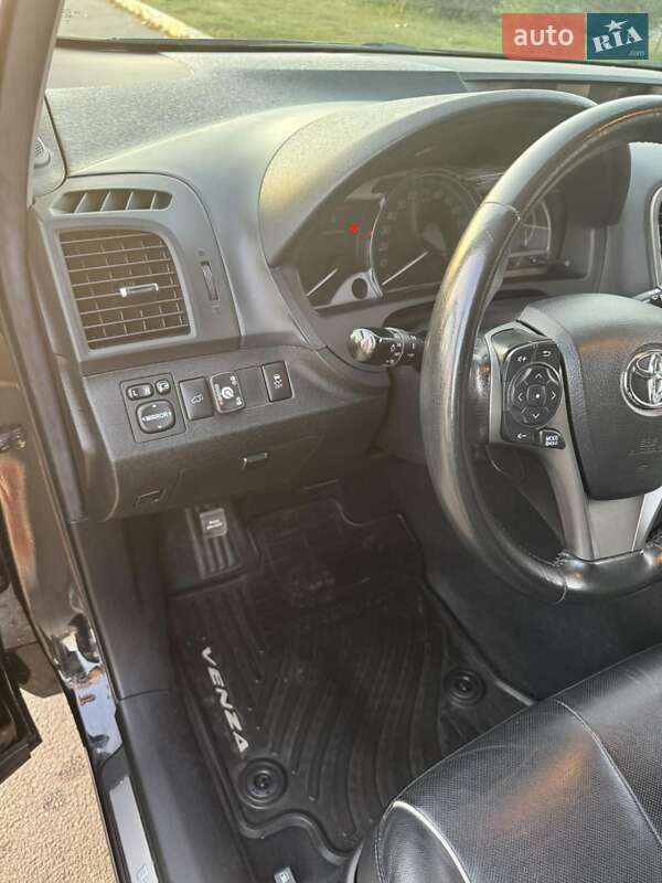 Позашляховик / Кросовер Toyota Venza 2014 в Києві