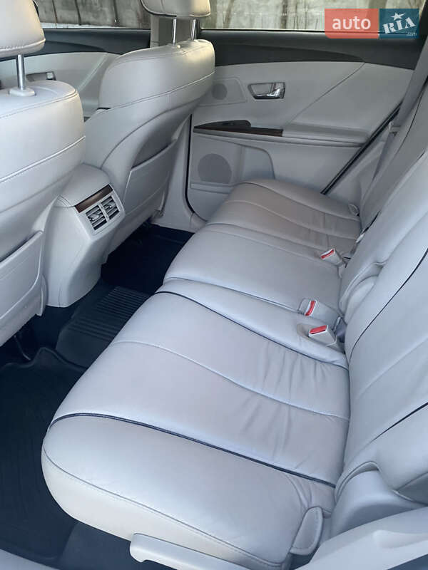 Позашляховик / Кросовер Toyota Venza 2011 в Краснограді