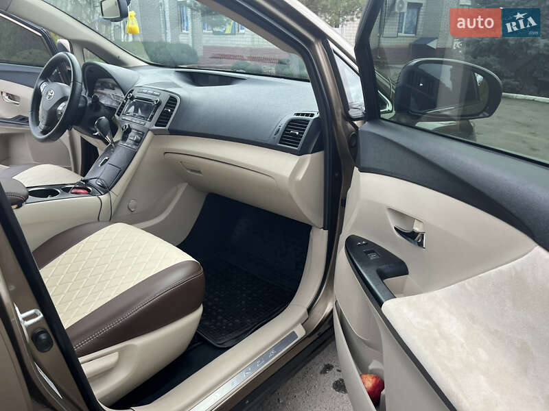 Позашляховик / Кросовер Toyota Venza 2011 в Ладижині