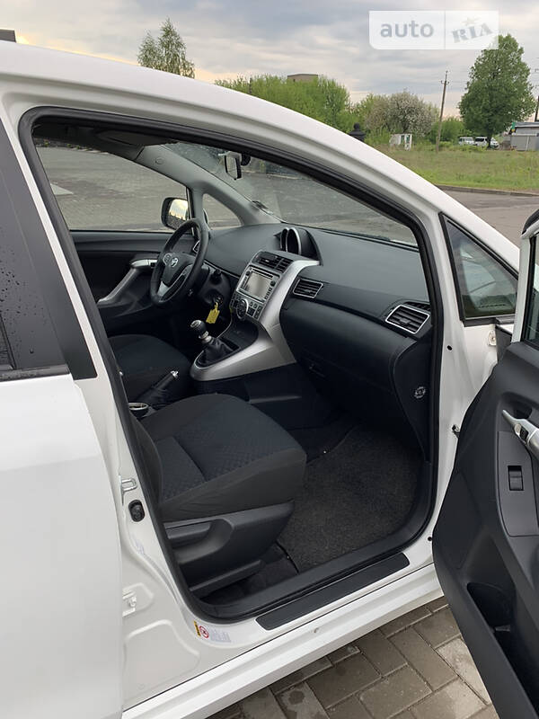 Мінівен Toyota Verso 2012 в Рівному