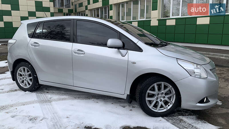 Мінівен Toyota Verso 2011 в Конотопі