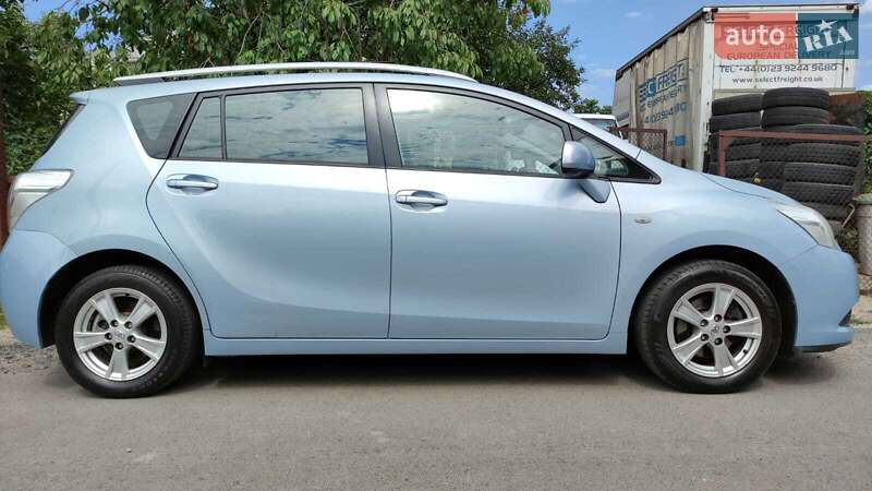 Минивэн Toyota Verso 2011 в Рени