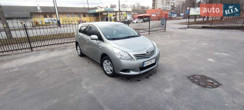 Мінівен Toyota Verso 2011 в Чернігові