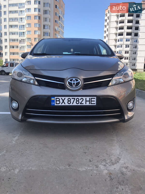Мінівен Toyota Verso 2014 в Хмельницькому
