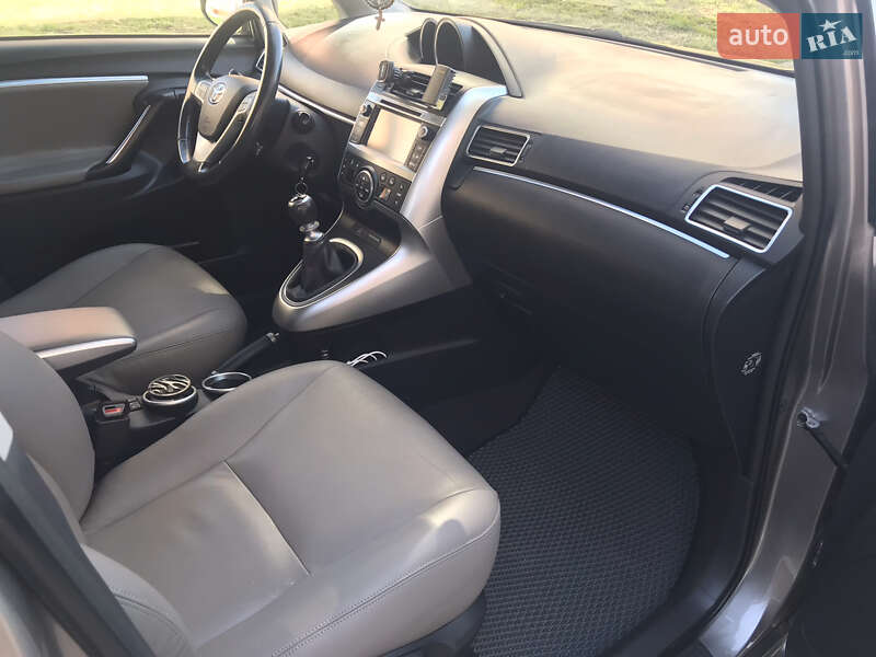 Мінівен Toyota Verso 2014 в Хмельницькому