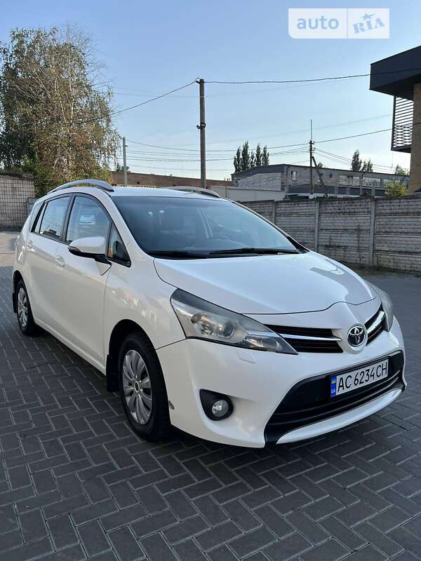 Мінівен Toyota Verso 2014 в Луцьку
