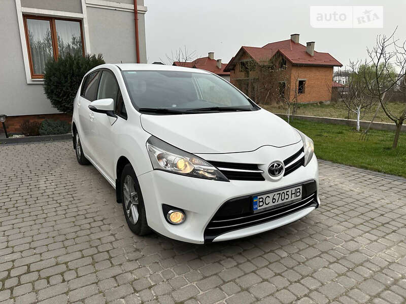 Мінівен Toyota Verso 2015 в Львові
