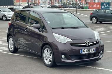 Минивэн Toyota Verso 2011 в 
