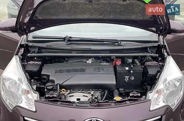 Минивэн Toyota Verso 2011 в 
