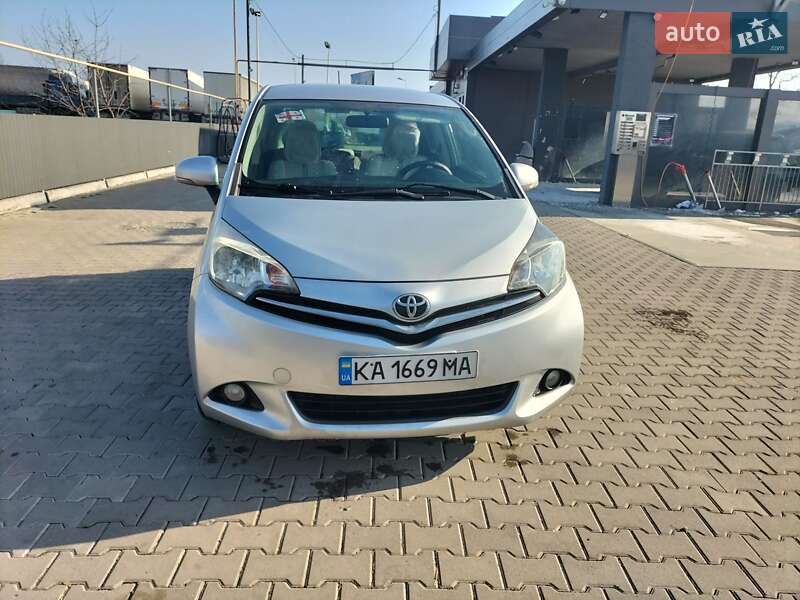 Мінівен Toyota Verso 2012 в 