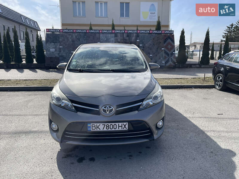 Минивэн Toyota Verso 2014 в 
