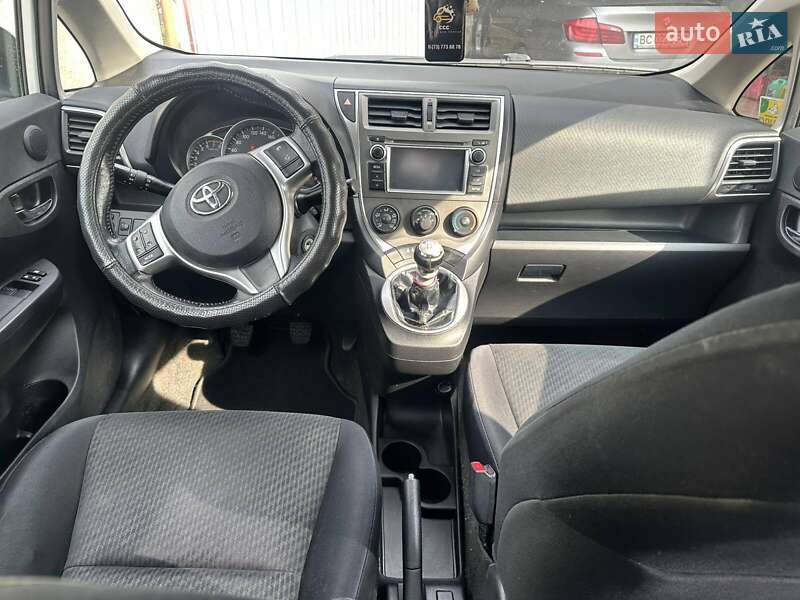 Мінівен Toyota Verso 2011 в Львові