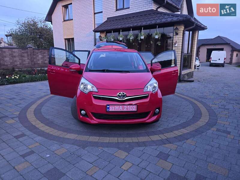 Мінівен Toyota Verso 2012 в Луцьку