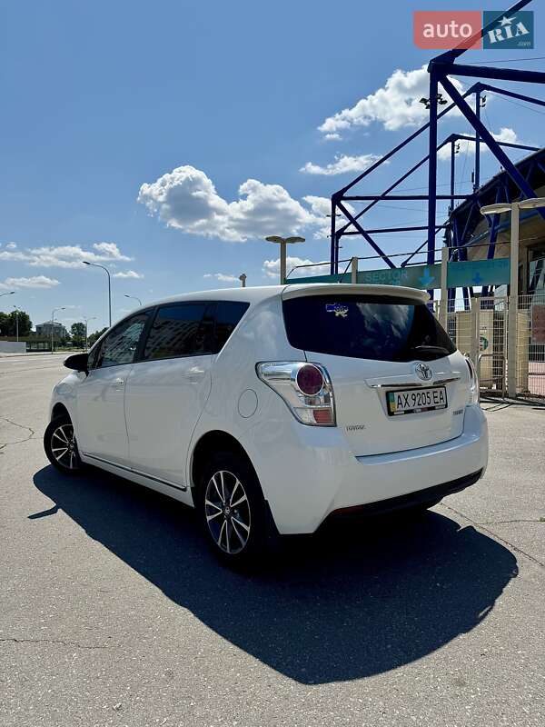 Мінівен Toyota Verso 2013 в Харкові