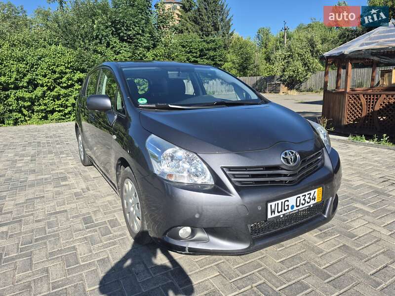 Минивэн Toyota Verso 2010 в 