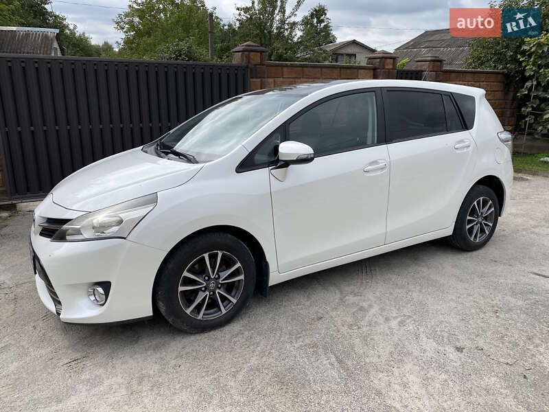 Мінівен Toyota Verso 2015 в Житомирі