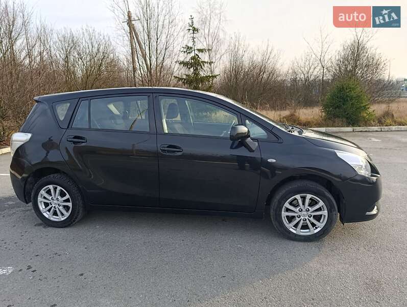 Мінівен Toyota Verso 2011 в Звягелі