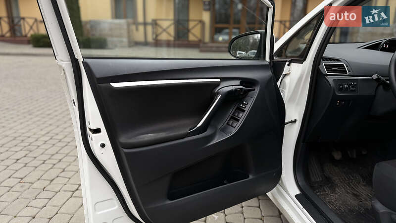 Мінівен Toyota Verso 2014 в Луцьку
