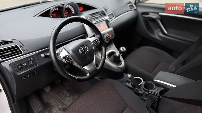 Мінівен Toyota Verso 2014 в Луцьку