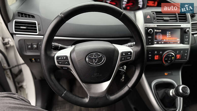 Мінівен Toyota Verso 2014 в Луцьку