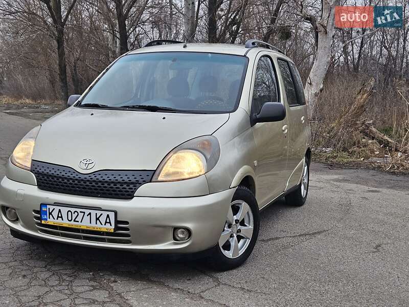 Toyota Yaris Verso 2000