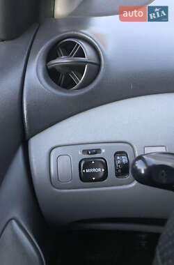 Хэтчбек Toyota Yaris 2001 в 