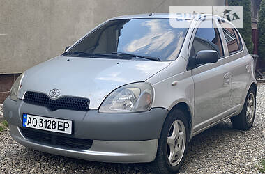 Седан Toyota Yaris 2000 в Тячеве