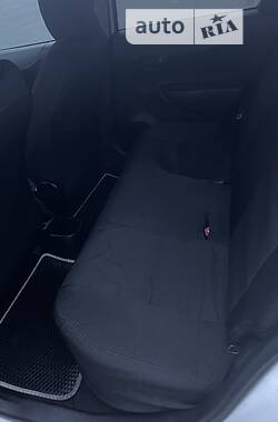 Хетчбек Toyota Yaris 2012 в 