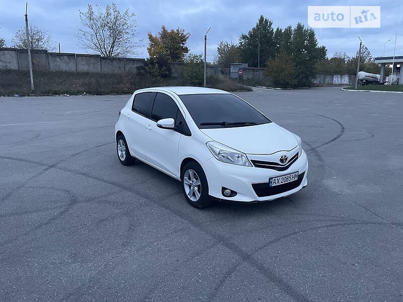 Хетчбек Toyota Yaris 2012 в 