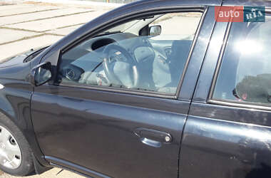 Хетчбек Toyota Yaris 2002 в 